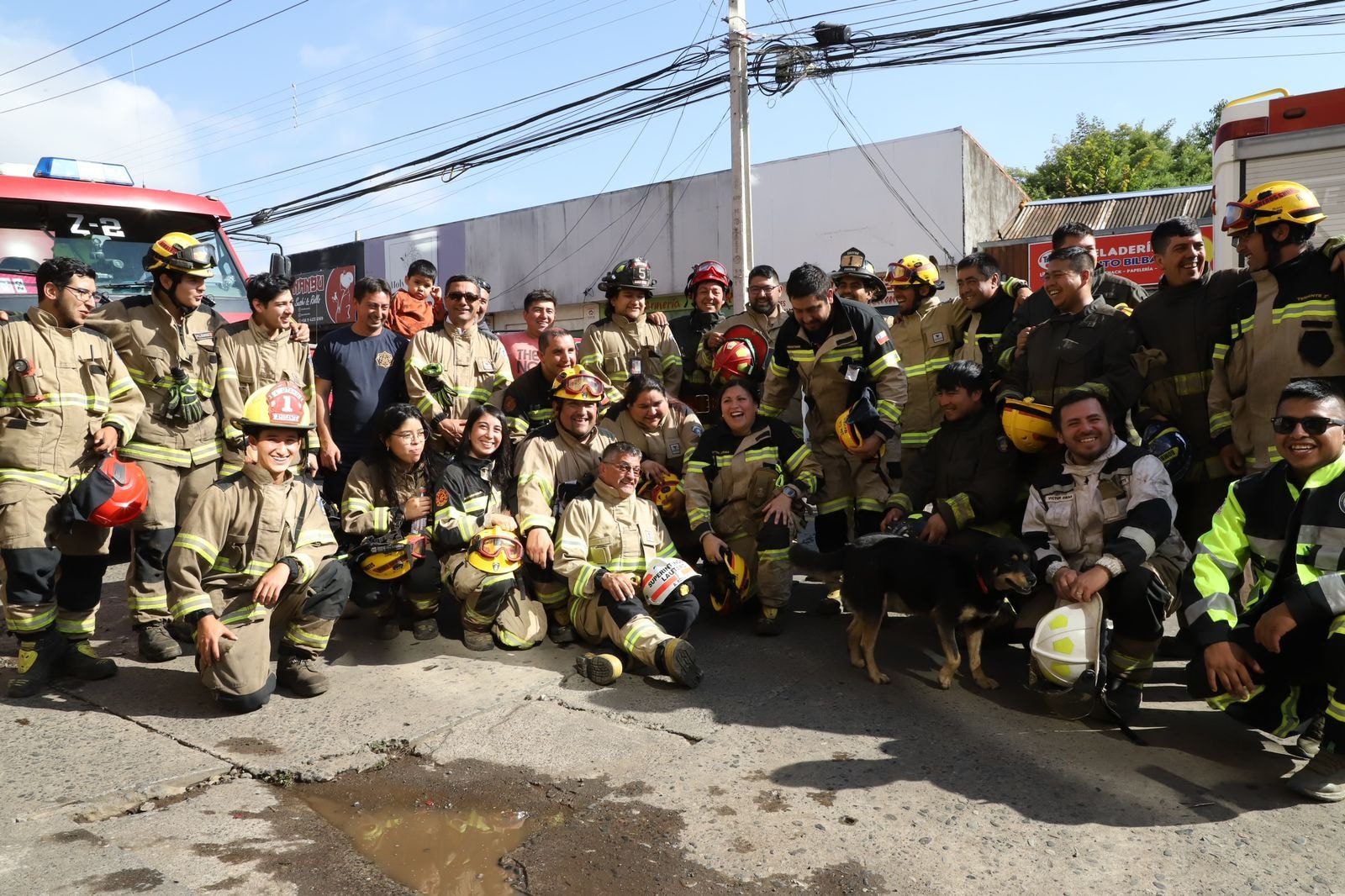 Cuerpo de Bomberos de Lautaro, Castro, Frutillar y Dalcahue se despiden frente al cuartel de bomberos.