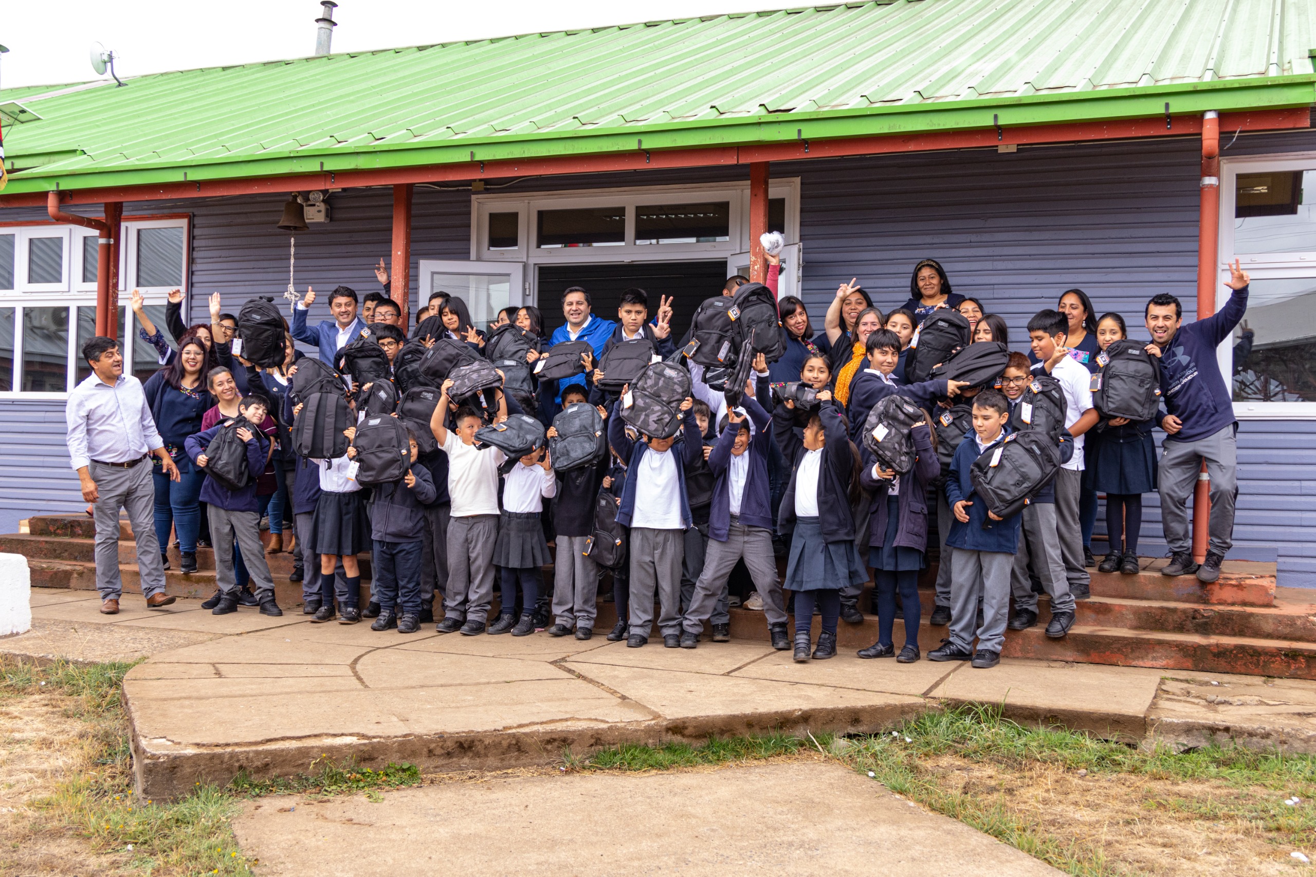 Entrega de mochilas para los estudiantes de la Escuela rural Ñereco
